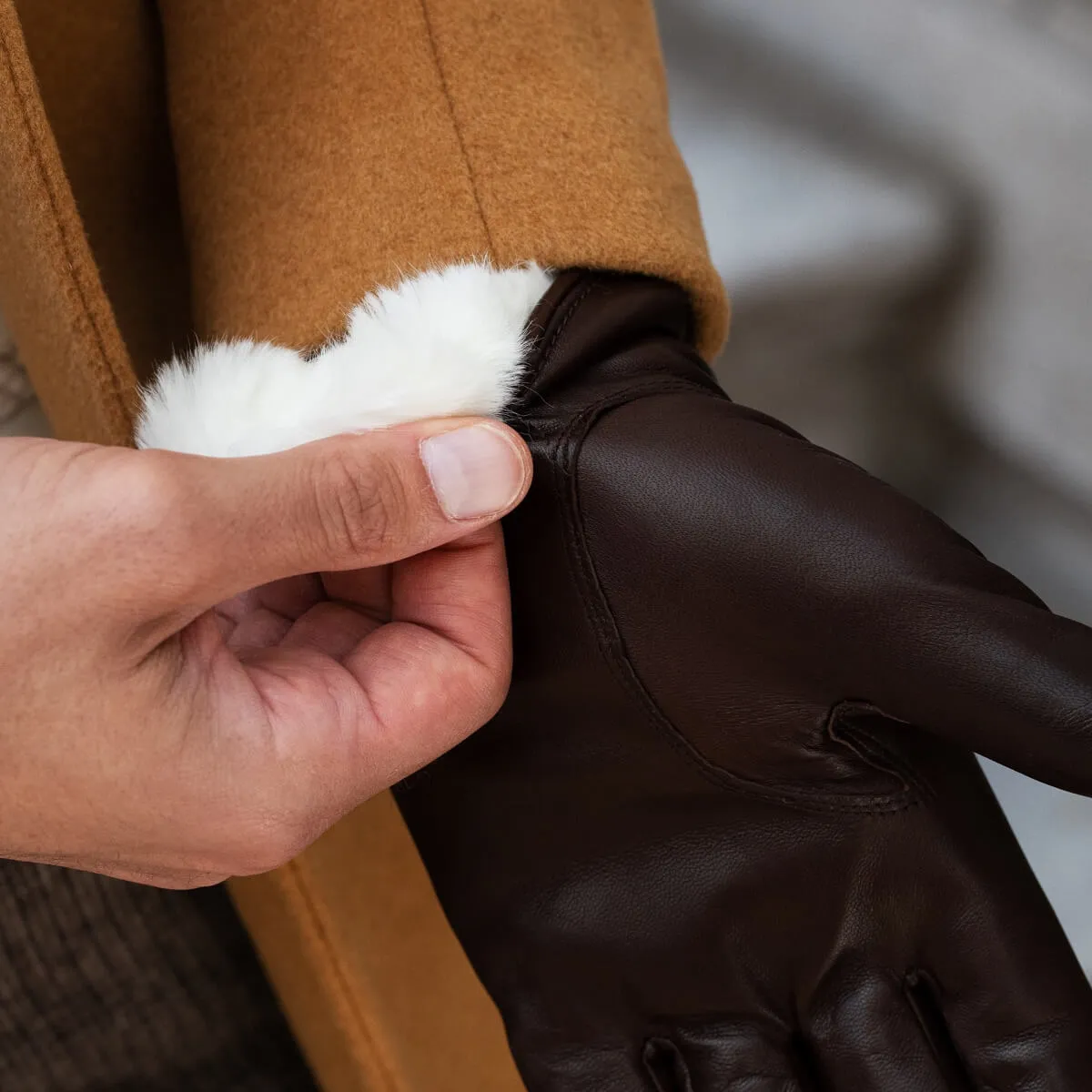 Marco (brown) - Italian lambskin leather gloves with white fur lining